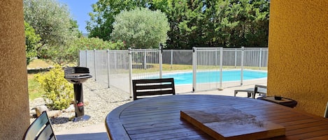 Vue sur la piscine de la terrasse