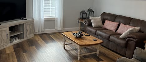 Living room with plenty of space and nice TV