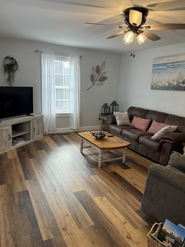 Living room with plenty of space and nice TV