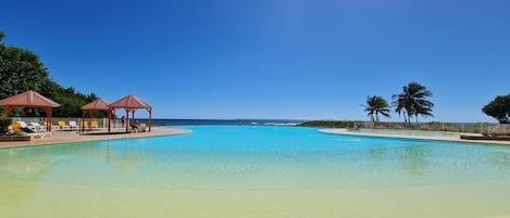 piscine à débordement avec vue sur Marie Galante