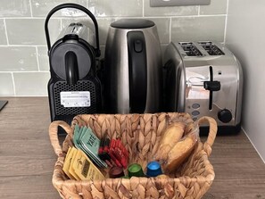 La cusine: panier à votre disposivtion,  cafetière NESPRESSO, bouilloire, grill-pain