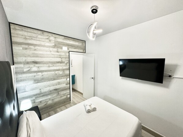 The room has a comfortable double bed where you will find a towel per guest and space to leave your belongings.