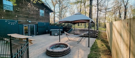 Side patio with privacy 