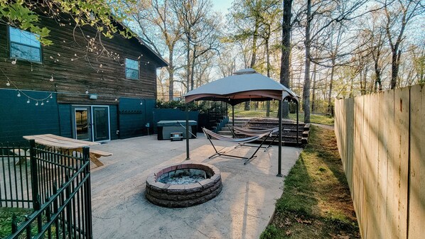 Side patio with privacy 