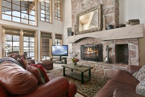 Living Room, Indoors, Furniture, Couch, Fireplace