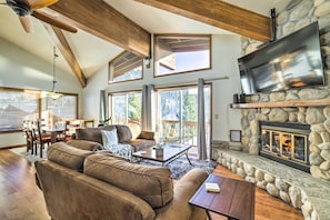 Living Room | Free WiFi | Smart TV | Fireplace | Full Sleeper Sofa