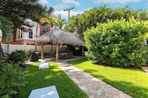 HUGE Tiki Hut w/ large screen TV, seating for 6, gas grill, and yard games!