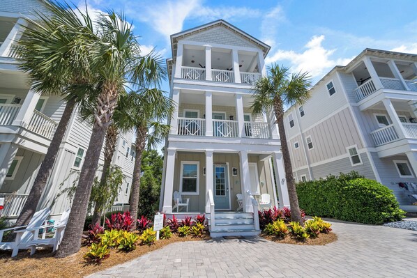 3-level vacation home, perfect for groups of up to 12 guests.