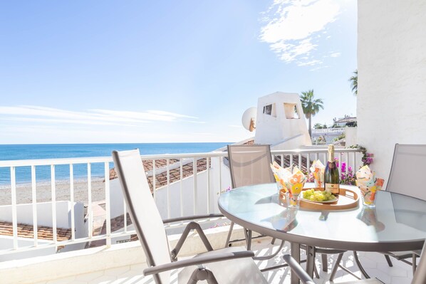 Terrace to relax viewing the sea