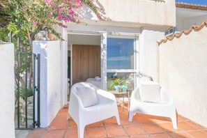 Terrace to chill out with a good wine