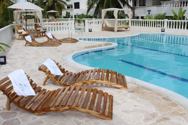 Indoor/outdoor pool