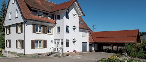 Außenseite Ferienhaus [Sommer]