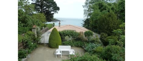 Vue  sur le jardin  et la mer depuis de la Terrasse