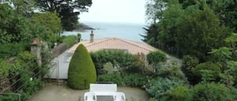 Vue sur le jardin et la mer depuis de la Terrasse