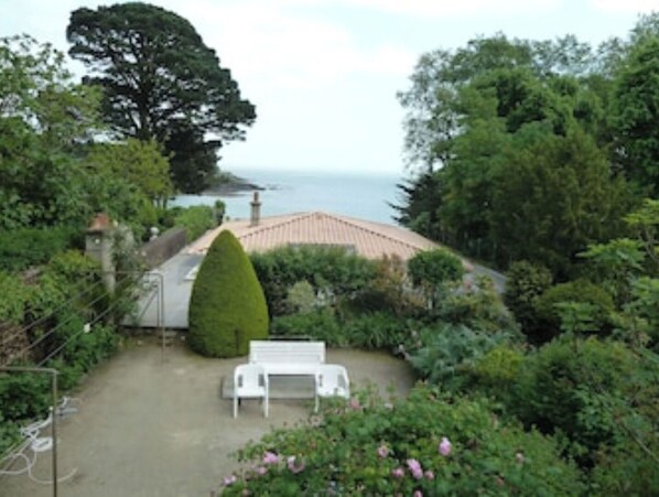 Vue  sur le jardin  et la mer depuis de la Terrasse