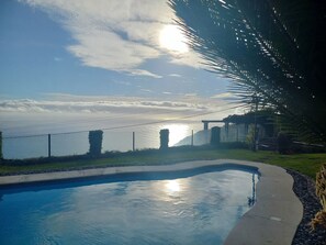 Vista panorâmica de piscina sobre o mar