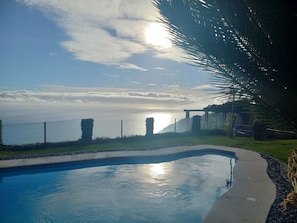 Vista panorâmica de piscina sobre o mar
