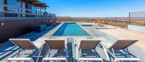 Step into paradise at Casa Altura 🌞🏊‍♂️ Lounge by our 10x30 ft heated pool with panoramic views that stretch across Joshua Tree. Ideal for those serene mornings or magical sunset hours. #LuxuryRetreat #JoshuaTree #CasaAltura