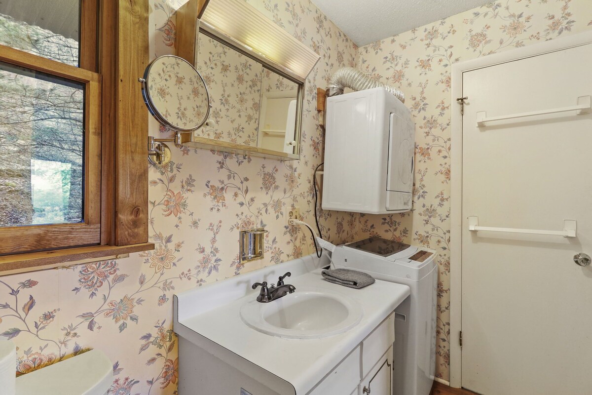 Spring Retreat, Close to Resort! Sleeps 4