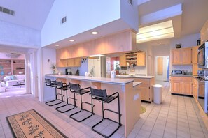 Eat in Kitchen w/ 4 barstools