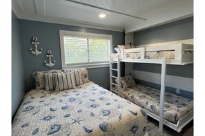 Bedroom #2 - Queen bed + Murphy bunk beds