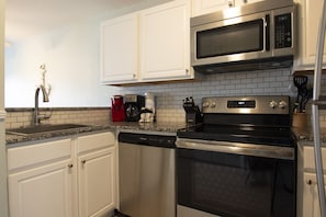 Fully eqiupped kitchen with granite countertops!

K-cup & 12cup drip coffee!