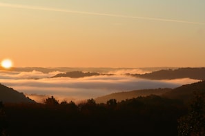 Gîtes sur les cimes du Périgord avec vue sur la Dordogne cachée sous la brume 