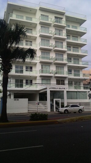 Vista frontal de la propiedad