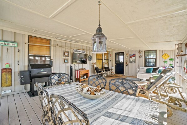 Screened in porch w/pellet smoker. Relax, smoke some ribs, and listen to waves