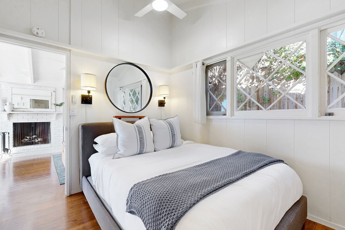 Beautiful ocean views, bright Laguna cottage, walk to beaches & restaurants