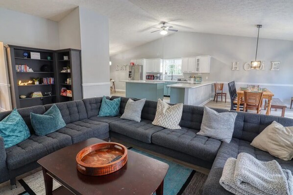 Living room - Lots of Space to entertain and hang out