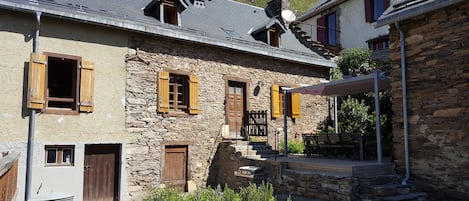 Gîte de la Prade et sa terrasse avec vue panoramique sur les pyrénées