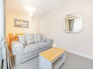 Living room/dining room | Macey’s Cottage - Pigeon Cottage Holidays, North Somercoates