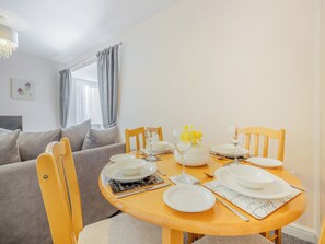 Living room/dining room | Macey’s Cottage - Pigeon Cottage Holidays, North Somercoates