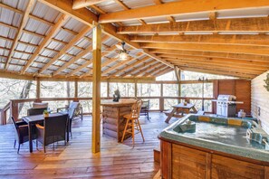 Covered Deck | Private Hot Tub | Gas Grill | Gas Fire Pit