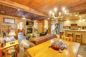 Living Room | Full Sleeper Sofa | Smart TV | Free WiFi | Central A/C