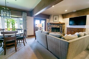 Flooring,Couch,Furniture,Indoors,Living Room