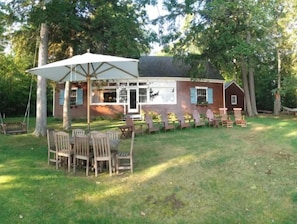 Space for relaxing or picnicking on the lawn