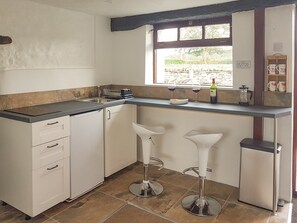 Kitchen and dining area | The Snug - Hailwood Holidays, Sedbergh