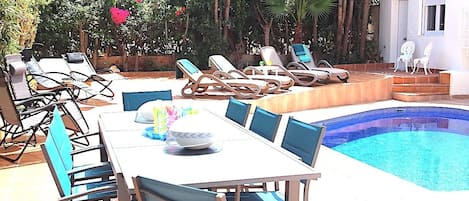 Lounge around the pool, eat al fresco!!