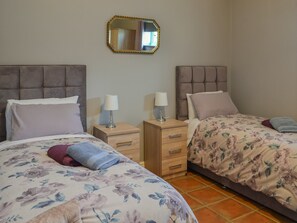 Twin bedroom | Roach - Wallrudding Farm Cottages, Doddington, near Lincoln