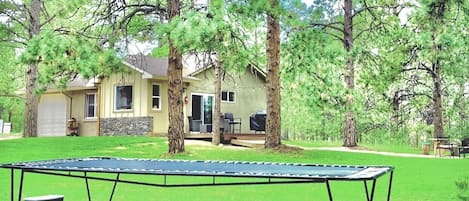 3bd 1ba treed acreage, private deck, fire-pit area & outdoor activities 