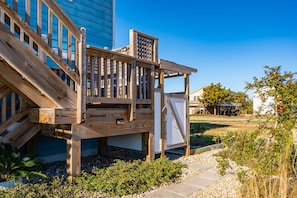 ONHC101A: Blue Water House | Enclosed Outside Shower