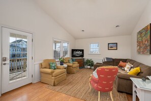 ONHC101A: Blue Water House | TL Living Area with Deck Access