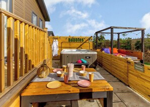 Wolds View Spa (Pet Garden) - Raywell Hall Country Lodges, Raywell, Beverley