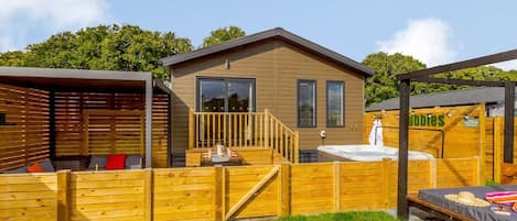 Wolds View Spa (Pet) - Raywell Hall Country Lodges, Raywell, Beverley