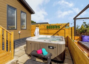 Wolds View Spa (Pet Garden) - Raywell Hall Country Lodges, Raywell, Beverley