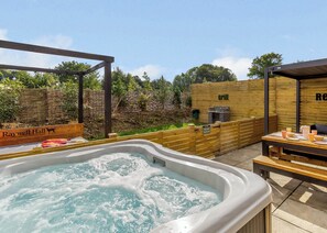 Wolds View Spa (Pet Garden) - Raywell Hall Country Lodges, Raywell, Beverley