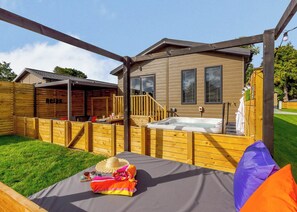 Wolds View Spa (Pet Garden) - Raywell Hall Country Lodges, Raywell, Beverley