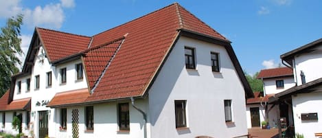 Außenseite Ferienhaus [Sommer]